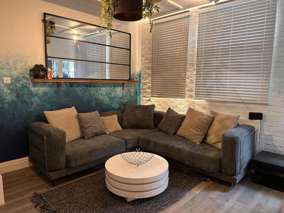 Quirky Town Centre Hideaway Villa เลมิงตันสปา ภายนอก รูปภาพ