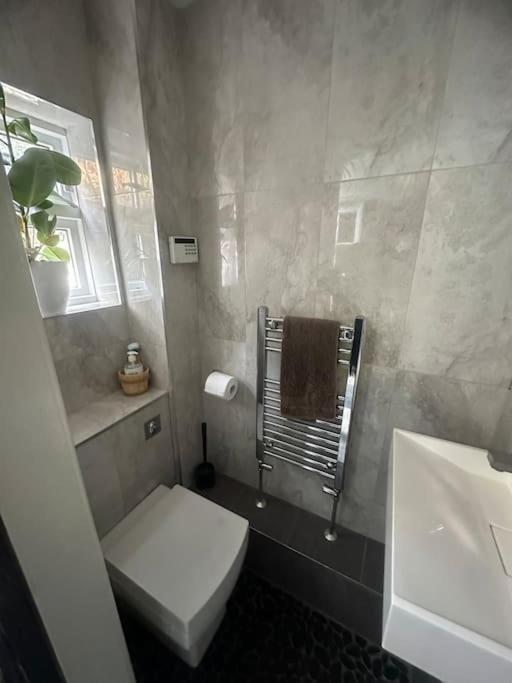 Quirky Town Centre Hideaway Villa เลมิงตันสปา ภายนอก รูปภาพ
